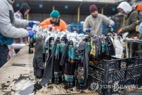 화염병 제조하는 우크라이나 르비우 시민들