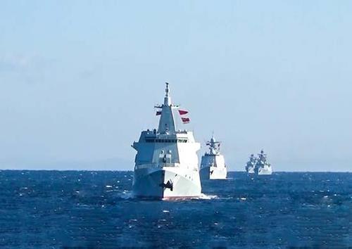 지난해 10월 태평양 서부에서 최초로 공동 순찰을 벌이는 러시아와 중국 함정
