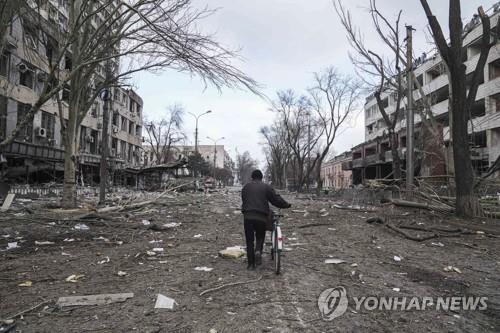 러시아 군의 공격으로 파괴된 우크라이나 남부 마리우폴의 모습