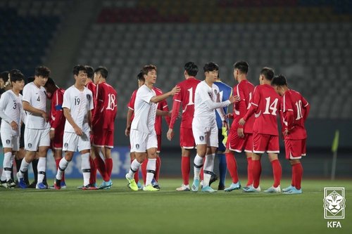 인사하는 남북 축구 국가대표팀 선수들