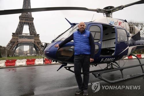 안테나를 에펠탑으로 옮긴 헬리콥터 조종사