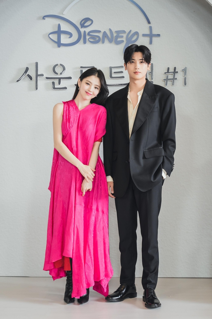 왼쪽부터 배우 한소희, 박형식