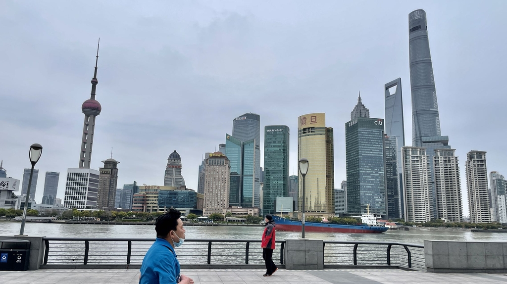 황푸강 사이로 분단된 중국의 '경제수도' 상하이