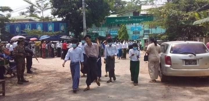미얀마 군인이 총을 들고 경계를 서는 미얀마 대학입학 시험장. 시험을 치른 수험생들이 집으로 돌아가고 있다. 2022.3.31.[SNS 캡처. 재판매 및 DB 금지]