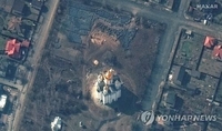 [우크라 침공] 위성에 찍힌 교회 앞마당 14m 길이 집단 매장터
