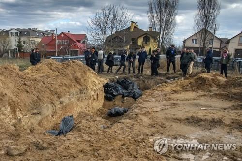민간인 집단 매장지 살펴보는 우크라 부차 주민들