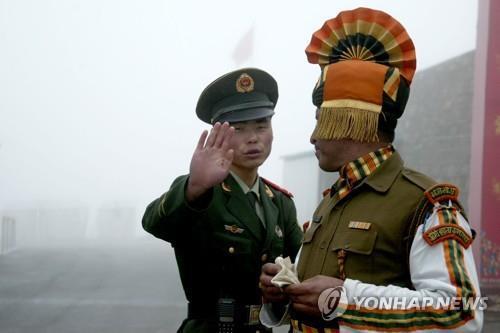 인도-중국 국경 지대의 중국군(왼쪽)과 인도군.