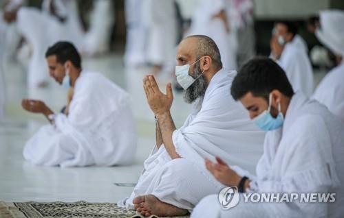 메카 대사원에서 기도하는 무슬림