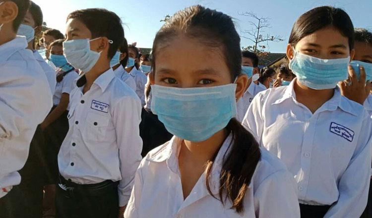 마스크를 쓰고 있는 캄보디아 학생들