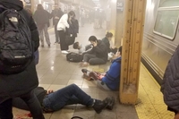 지옥이 된 뉴욕 출근길 지하철…연막탄 터뜨린 뒤 무차별 총격(종합)