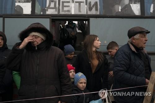 '러시아 점령' 피해 집 떠난 마리우폴 주민들 