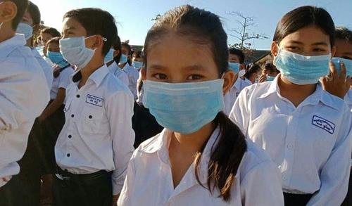마스크를 쓰고 있는 캄보디아 학생들[일간 크메르타임스 캡처. 재판매 및 DB 금지]