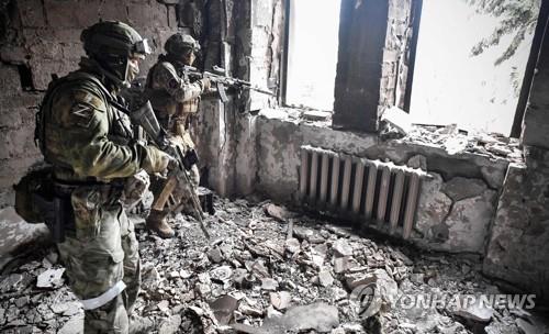 폭격당한 마리우폴 극장 순찰하는 러시아군(2022.4.13)