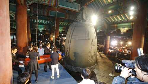 제18대 박근혜 대통령 공식임기 시작을 알리는 타종 행사가 보신각에서 열리고 있다. 2013년 [연합뉴스 자료사진]