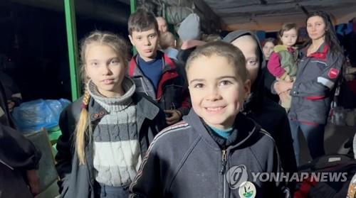 [우크라 침공] 아조우스탈 억류 민간인 20여 명 탈출