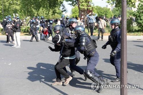 복면을 뒤집어쓴 시위 참가자를 체포하는 경찰