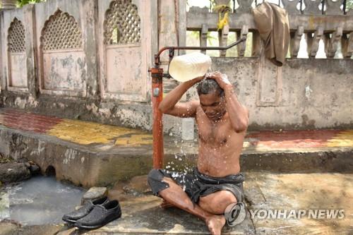 4월 30일(현지시간) 인도 암리차르에서 더위를 식히기 위해 몸에 물을 끼얹는 남성.