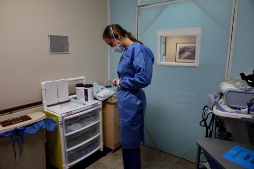 미국 캘리포니아 프로비던스 미션 병원에서 코로나19 환자 치료를 준비하는 간호사