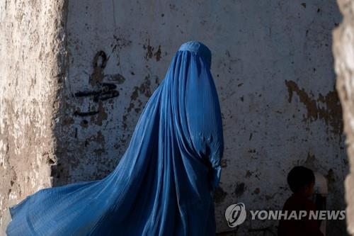 아프간 카불에서 부르카를 입고 이동하는 여성.