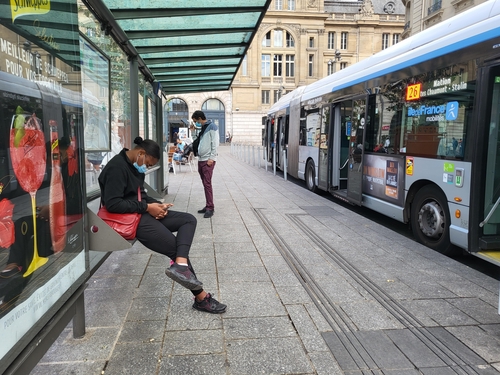 프랑스 파리 생라자르 역 앞에서 버스를 기다리는 승객들