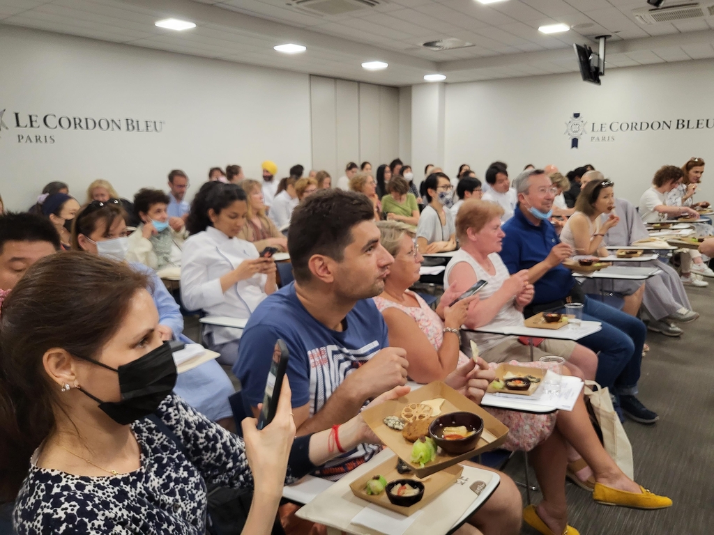 장김치·장떡 등 한국 사찰 음식을 맛보는 청중들