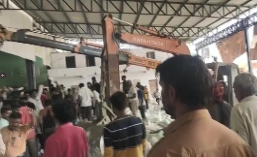 인도 서부서 포장공장 벽 붕괴로 12명 사망