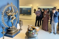 김양식 인도박물관장, 김해시에 인도 유물 추가 기증