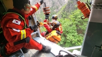 설악산 권금성 부근서 50대 실족…산림청 헬기로 구조