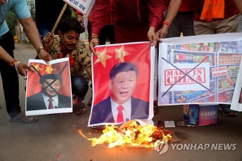 2020년 국경 충돌 후 시진핑 중국 국가주석의 사진을 불태우는 인도 시위대