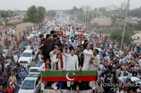 설상가상 파키스탄…경제난 속 '퇴출 총리' 주도 반정부 시위