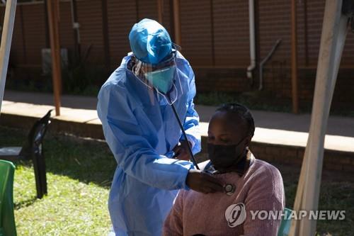 지난 11일 남아공 소웨토에서 코로나19 검진을 받는 여성