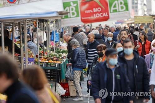 프랑스 파리의 한 시장에서 장을 보는 사람들