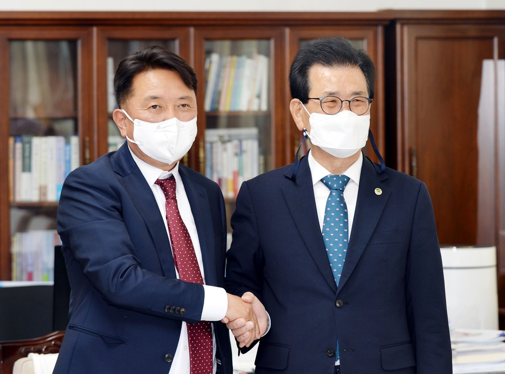 김영환(왼쪽) 충북지사 당선인과 이시종 충북지사