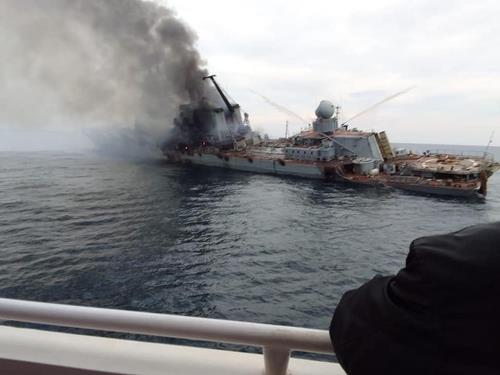 소셜미디어에 유포된 러시아 흑해 기함 침몰 추정 모습