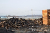 군산 폐목재 야적장서 불…소방당국 진화 중