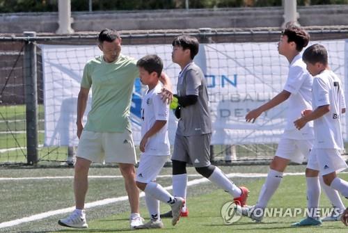 유소년 축구선수 격려하는 손웅정 감독