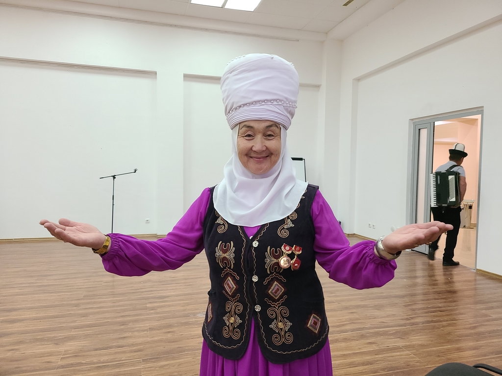 (이식쿨[키르기스스탄]=연합뉴스) 홍규빈 기자 = 8일(현지시간) 총사르오이 마을 주민 철폰 멘데쇼바(61) 씨가 인터뷰 후 포즈를 취하고 있다. 2022.6.8