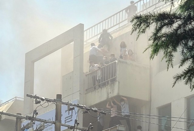 대구 빌딩에서 화재, 구조 기다리는 시민들