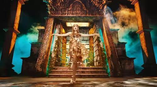 부리람주 파놈 룽 석성(石城)을 배경으로 한 리사의 뮤직비디오