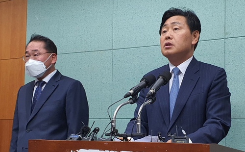 김관영 전북지사 당선인(오른쪽)과 김종훈 경제부지사 내정자