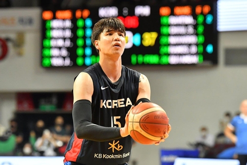 필리핀과 평가전에서 자유투를 던지는 김종규