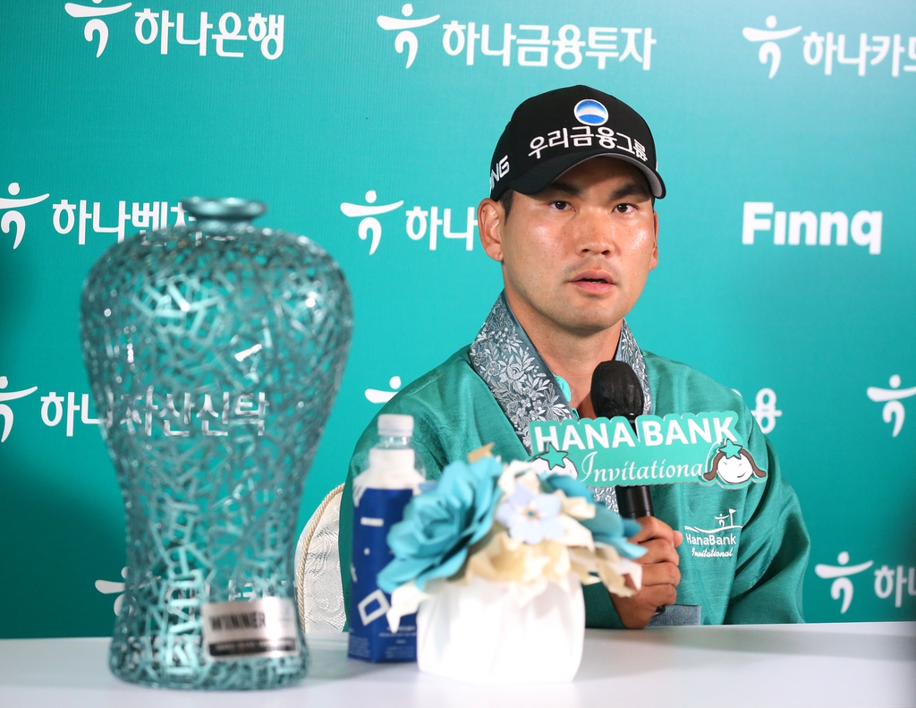 우승 후 기자회견하는 이준석