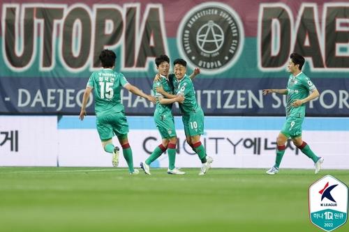 만회 골에 기뻐하는 대전 선수들