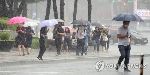 우산을 쓴 시민들. [연합뉴스 자료사진]