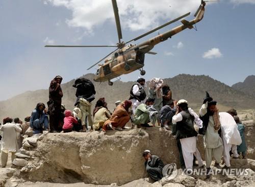 아프간 강진 피해 지역에 구호품을 전달한 탈레반 헬기.