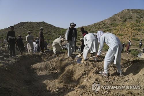 강진이 발생한 아프간 파크티카주에서 23일 시신을 묻는 주민들.