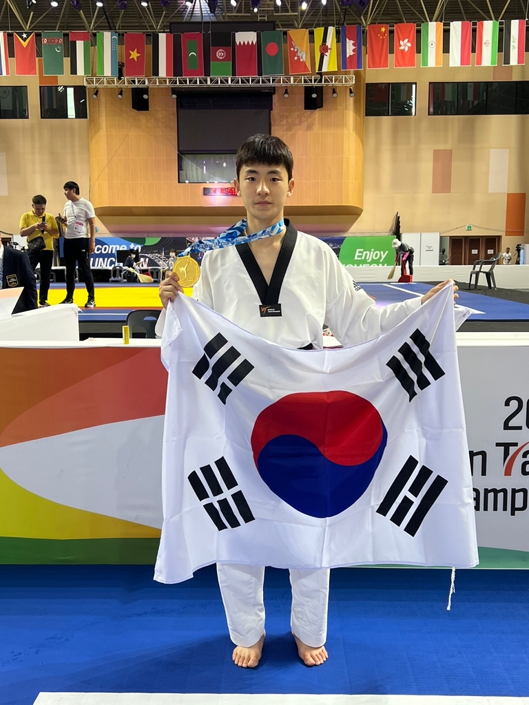 아시아태권도선수권대회 2연패에 성공한 배준서.