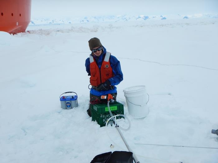 남극 바다얼음 밑에서 지질 시료를 채취 중인 연구진 