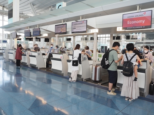 김포-하네다 노선 재개…하네다공항에서 탑승 수속하는 승객들