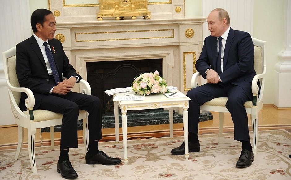 크렘린궁에서 회담하는 푸틴 대통령(오른쪽)과 조코위 대통령